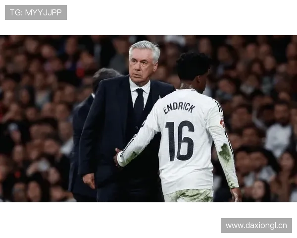 皇马主帅安切洛蒂帅位稳定性面临考验,赛季走势与续约前景引发关注 皇马主帅安切洛蒂帅位稳定性面临考验,赛季走势与续约前景引发关注