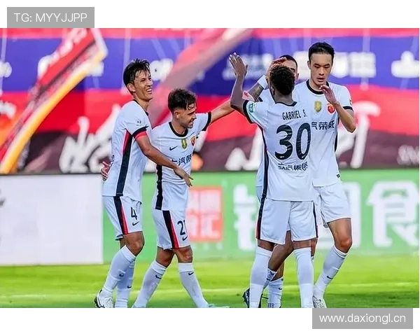 申花强强对话屡陷被动，战术遭对手针对性破解，争冠形势承压